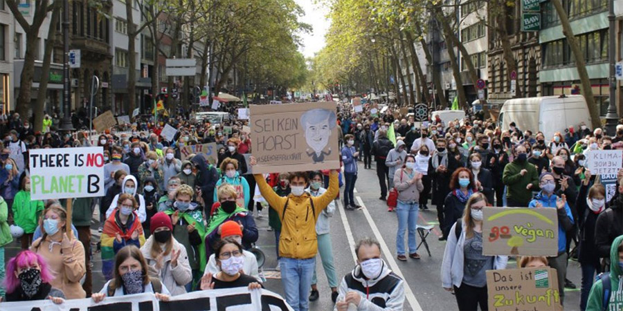 Combate às alterações climáticas: milhares de jovens nas ruas e em casa no regresso das “sextas-feiras pelo futuro”