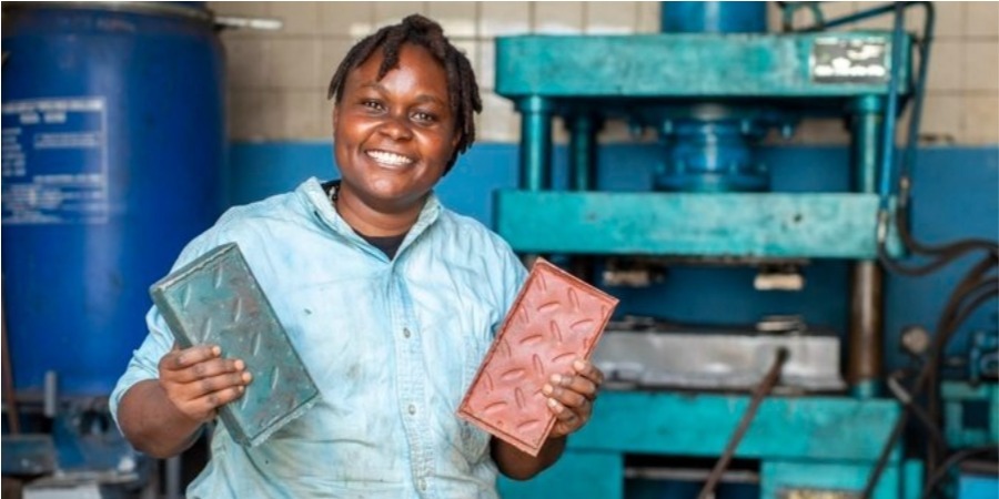 Quénia: projeto inovador transforma resíduos de plástico em material de construção
