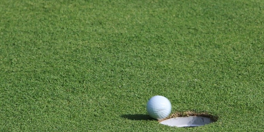 Cimentan hoyos de golf en Madrid para denunciar el despilfarro de agua