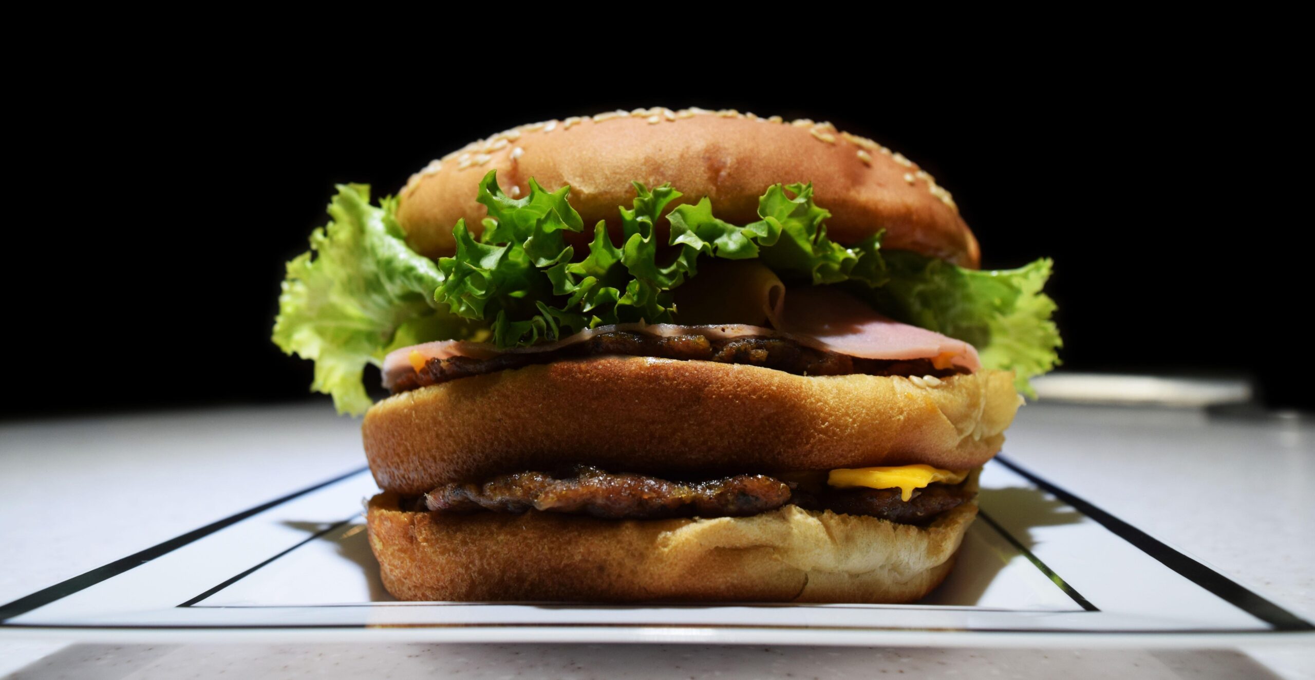 Rótulos climáticos nos menus de fast food podem reduzir emissões e promover escolhas mais saudáveis