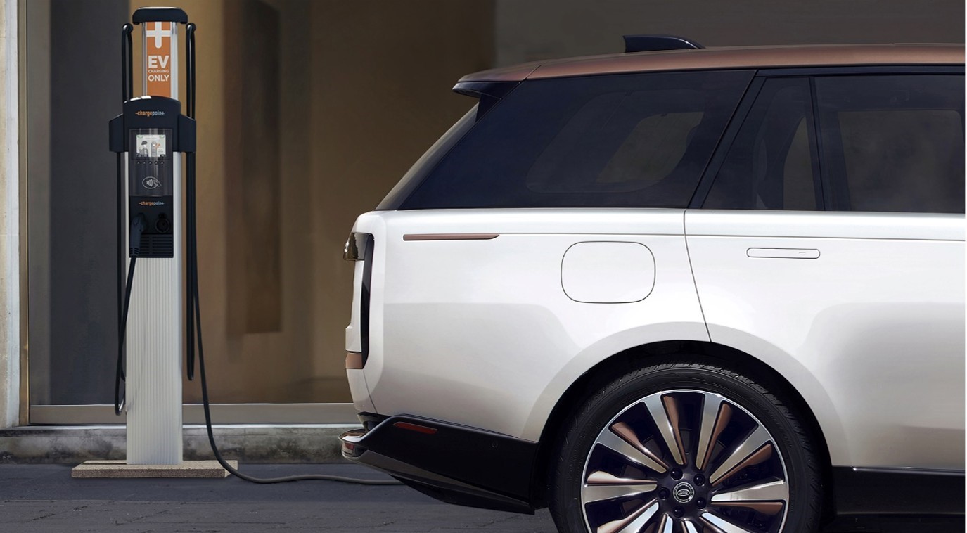 JLR reforça aposta na mobilidade elétrica com acesso a 1,1 milhões de pontos de carregamento na Europa