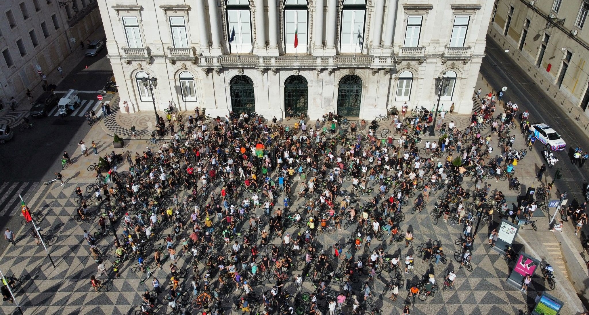 1.000 bicicletas transformaram Lisboa numa festa de rua em movimento e terminam com uma mensagem à porta da Câmara Municipal