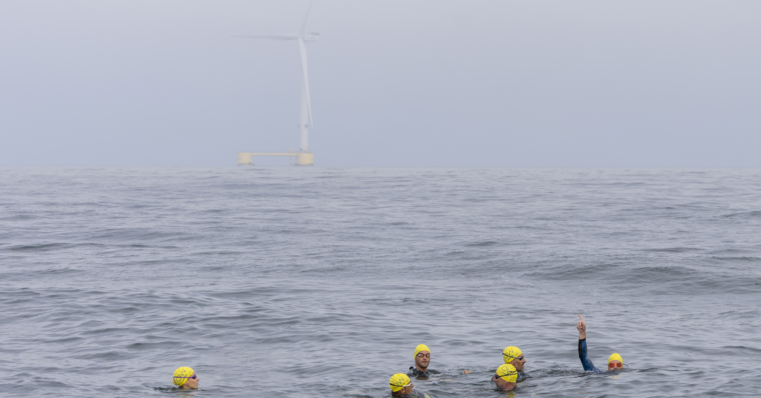 Seis nadadores completam, pela primeira vez, travessia em águas abertas entre um parque eólico offshore e a costa portuguesa