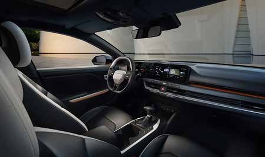 Interior do Kia K4 GT-Line, com os três ecrãs alinhados no tablier