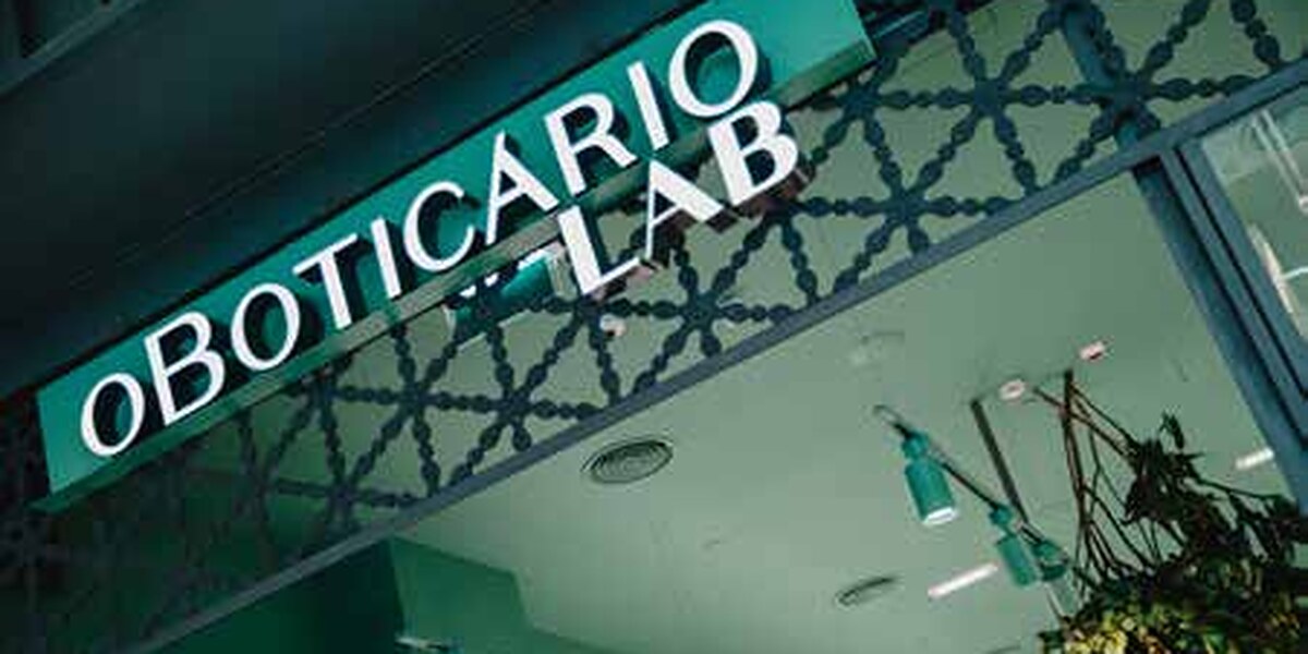 Fachada e letreiro da loja O Boticário Lab, no CascaiShopping