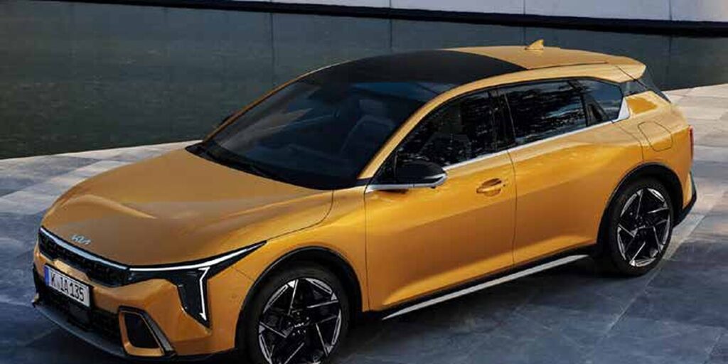 Kia K4 GT-Line em amarelo Sparkling, visto de três quartos à frente